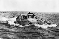 vw-beetle-brouk-plave-floating