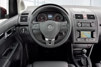 2011_volkswagen_touran_interier